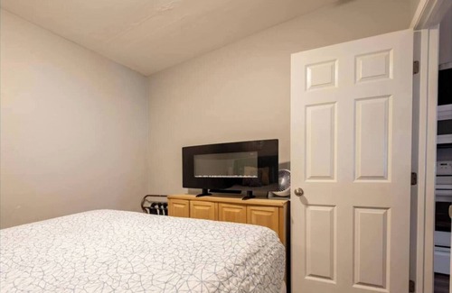 Pacific Terrace Hotel | UNIT #5 1-bedroom/1-bath 500 sq. ft suite with Parking & 3 Beds including a full kitchen