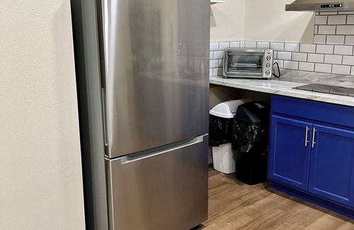 Canoga Park House | Unit A - Near UCLA WH, Kaiser, Dignity, Cedars Providence, RAMS & More