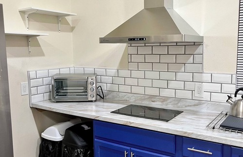 Canoga Park House | Unit A - Near UCLA WH, Kaiser, Dignity, Cedars Providence, RAMS & More