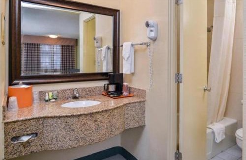 Eugene Hotel | University Inn and Suites Eugene