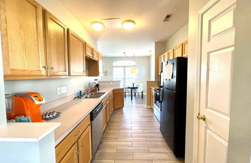 Davis Lake - Eastfield House | University townhome, available for long-term.