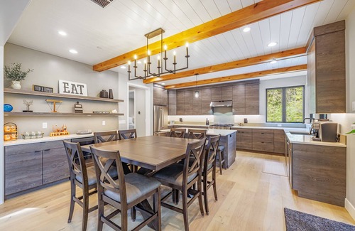 Roslyn House | Unlock Hidden Gem Luxury | Spa/GmRm/EV + Wlk to Nelson Farm