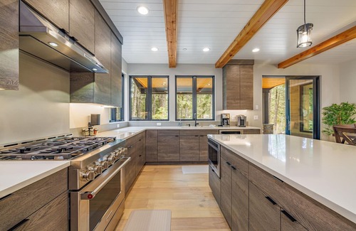 Roslyn House | Unlock Hidden Gem Luxury | Spa/GmRm/EV + Wlk to Nelson Farm