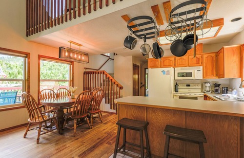 Bayview House | Unplug and reconnect with nature - book your stay and wake up to the lake's magic!