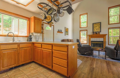 Bayview House | Unplug and reconnect with nature - book your stay and wake up to the lake's magic!