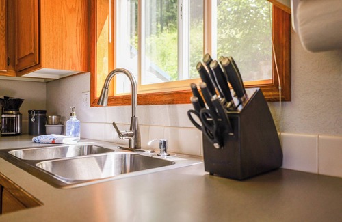 Bayview House | Unplug and reconnect with nature - book your stay and wake up to the lake's magic!