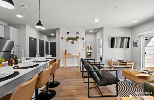 Rogers Apartment | Unplug Luxapt Near Uark, Walmart, King Beds,