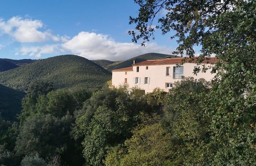 Felluns Cottage | Unusual gîte in the rock with a view of the garrigue