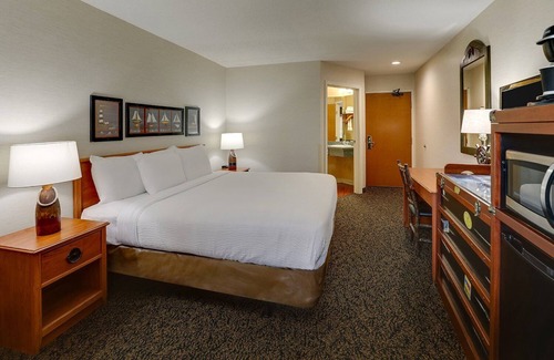 Peoria Hotel | Unwind at a Riverside Locale: Panoramic Views, Craft Brews & Hot Breakfast