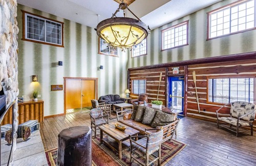 Peoria Hotel | Unwind at a Riverside Locale: Panoramic Views, Craft Brews & Hot Breakfast