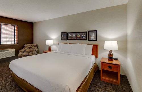Peoria Hotel | Unwind at a Riverside Locale: Panoramic Views, Craft Brews & Hot Breakfast