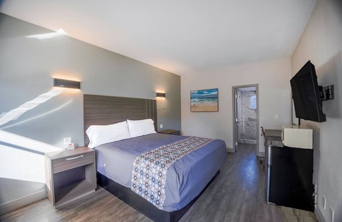 Le Barons Of Titusville Hotel | Unwind In Relaxing Room Near American Space Museum With Parking