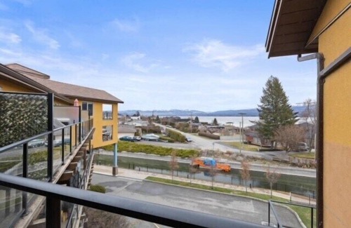 Central Okanagan Condo | Unwind in the epitome of luxury and style in thiis beach front haven.