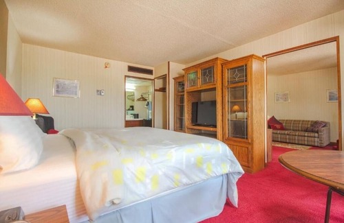 Liberal Hotel | Unwind King Unit! Free Parking And Pets Welcome Just Minutes From The Airport