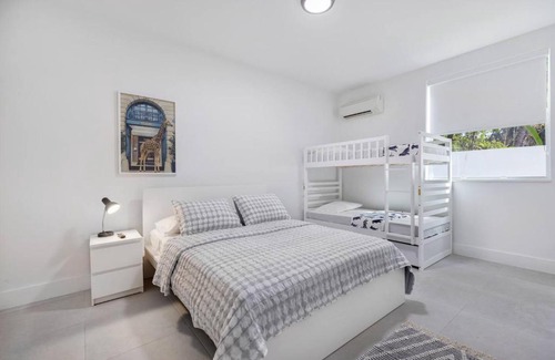 Allapattah Villa | Up to 16 guests! Modern house near Wynwood