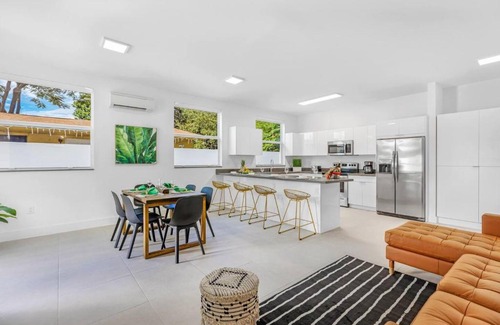 Allapattah Villa | Up to 16 guests! Modern house near Wynwood