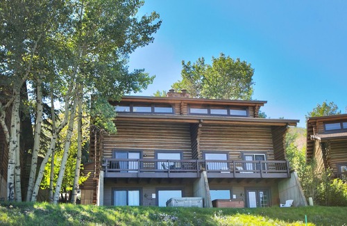 North Park City House | Up to 25% Off! Ski In & Walk to Skiing, Restaurant & PC Base! Sleeps 9!