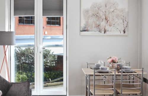 Staines Apartment | Up to 4 secure parking