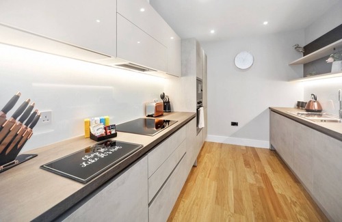 Staines Apartment | Up to 4 secure parking