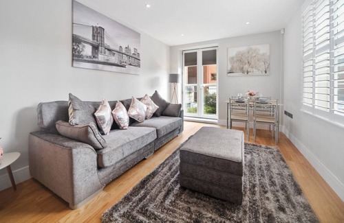 Staines Apartment | Up to 4 secure parking