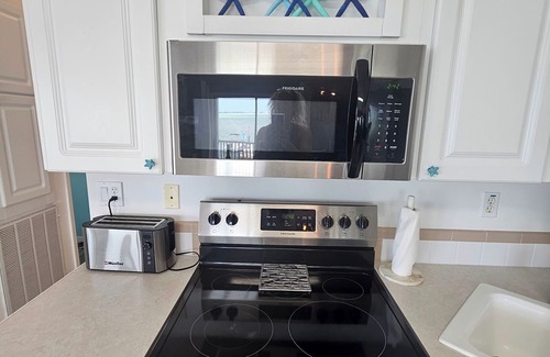 Cudjoe Key Cottage | Updated 2BR,2BA w KING Master,35' SeaWall-Bikes,Kayaks, SUPs, Washer,Dryer!