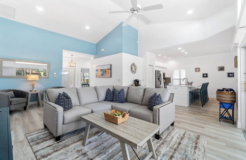 Falcons Glen House | Updated 3-bedroom house in Lely Resort, with private pool and golf course view.