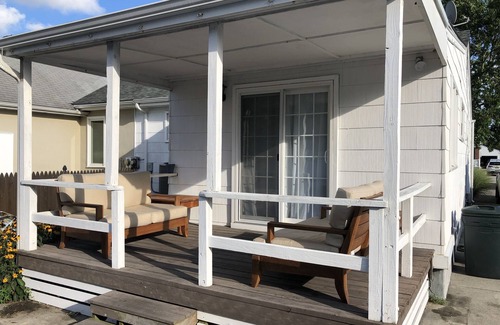 Village Green House | Updated, beachy 3 Bedroom, 2 Bath 7 Blks to Beach!