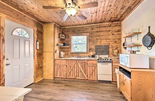 Hatton Cabin | Updated Cabin w/Porch, Mins to Cossatot River