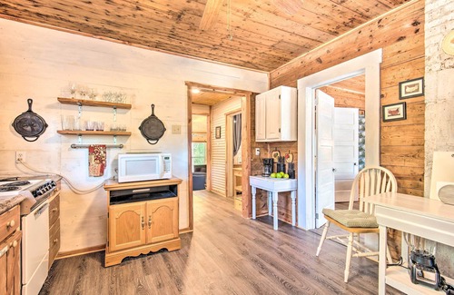 Hatton Cabin | Updated Cabin w/Porch, Mins to Cossatot River