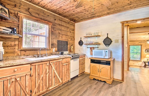 Hatton Cabin | Updated Cabin w/Porch, Mins to Cossatot River