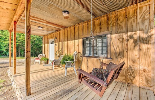 Hatton Cabin | Updated Cabin w/Porch, Mins to Cossatot River