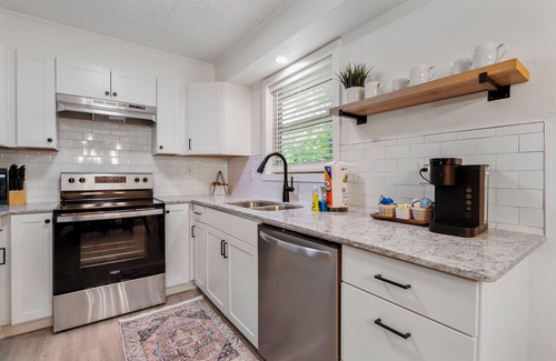 Bella Vista House | Updated, Cozy home- minutes to Tunnel Vision Trail!