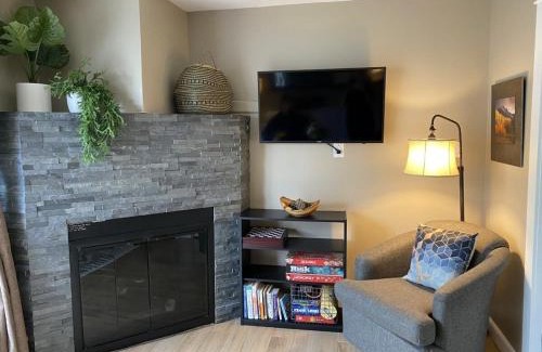 Historic District House | Updated Downtown Condo Walk Everywhere and Parking