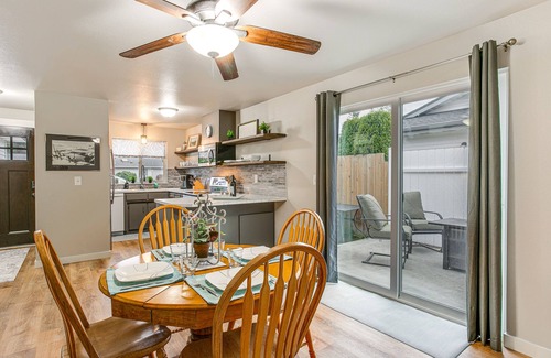 Enumclaw House | Updated Duplex Home < 1 Mi to Downtown Enumclaw!