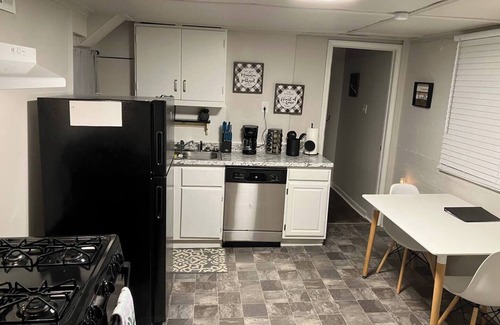 Hannibal Apartment | Updated efficiency unit attached to the Parlor on Paris - Rent both and save