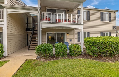 Demere Park Condo | Updated first floor condominium with access to heated pool and tennis courts!