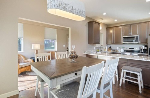 Camdenton House | Updated Golf Cottage in Old Kinderhook w/Pickleball, Pool & Lake Access