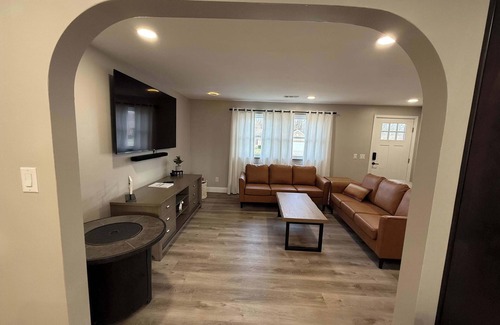 Roselawn Finance House | Updated home connected to Veterans Memorial Park