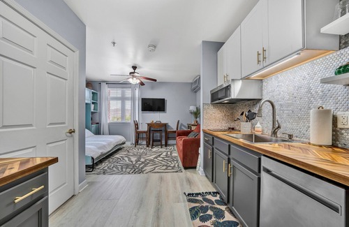 Huddleston Condo | Updated lakefront studio with on-site pools, sandy beach, sports courts, & golf