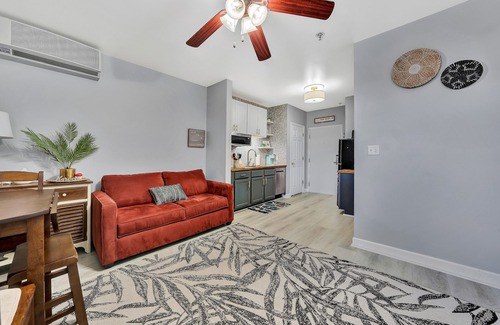 Huddleston Condo | Updated lakefront studio with on-site pools, sandy beach, sports courts, & golf