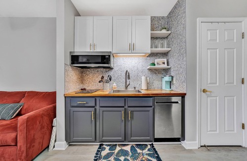 Huddleston Condo | Updated lakefront studio with on-site pools, sandy beach, sports courts, & golf