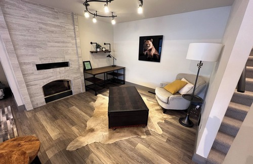 Bozeman House | Updated Luxury Golf CourseTownhome