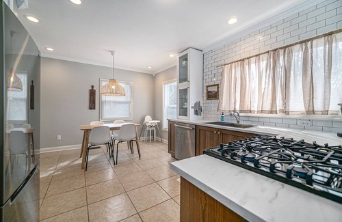 Jackson Apartment | Updated Modern & Spacious 2 bed Apartment Near Everything!