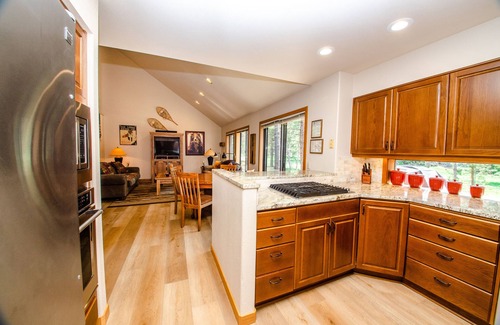 Sunriver House | Updated Single level home with A/C & private hot tub - Summit View 5
