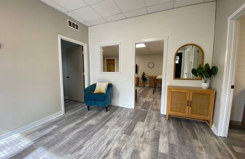 Mattoon House | Updated spacious 2 br Flat