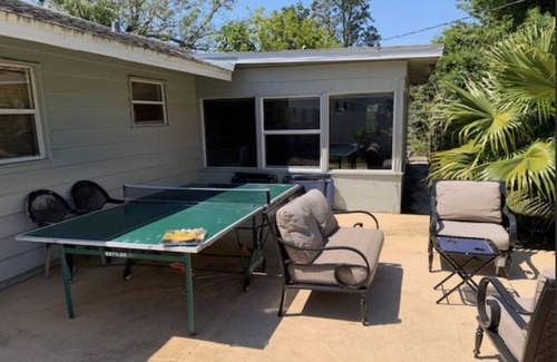 Downtown House | Updated,Sunny Cottage🌴near famous beaches🏝half mile to Downtown
