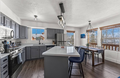Park City Condo | Upgraded 2 Bd 2 Bth Pool, Jacuzzi, mins to the Lake, Park City, East Deer Valley