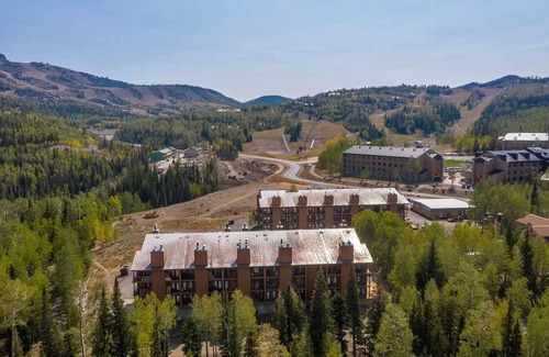 Brian Head House | UPGRADED CONDO, WALKING DISTANCE TO NAVAJO SKI SLOPES
