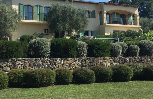 Le Rouret House | Upper floor of a neo Provencal villa with swimming pool and large garden