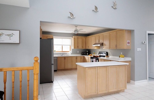 Wasaga Beach House | UPPER LEVEL GREAT PRICE, CLOSE TO BEACH ACCESS. Beautiful cottage, 5 star